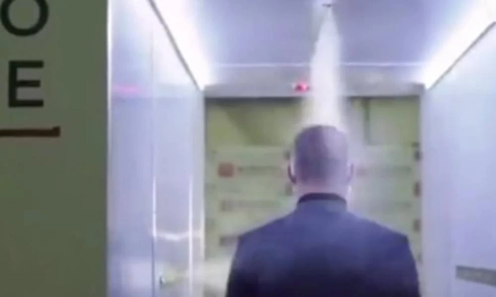 Από «σήραγγα» απολύμανσης περνάνε υποχρεωτικά οι επισκέπτες του Πούτιν (βίντεο)